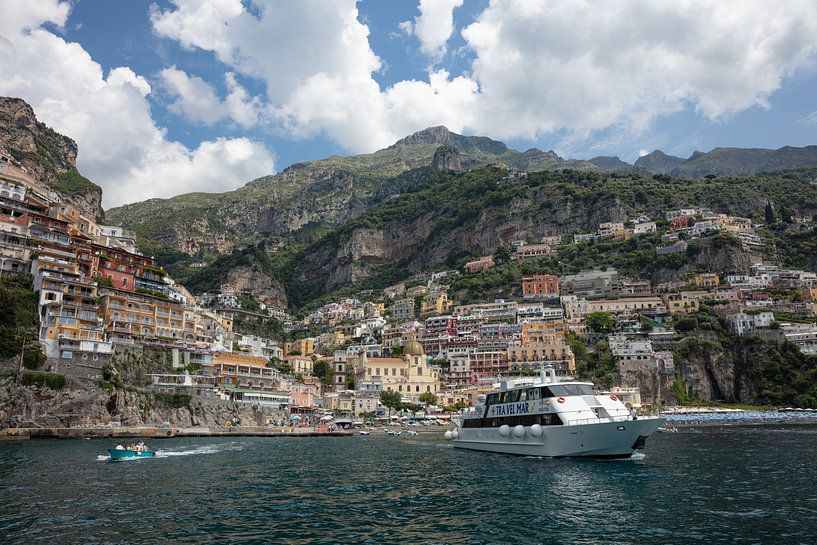 Passagierschiff verlässt den Hafen von Positano an der Amalfiküste, Italien von Joost Adriaanse