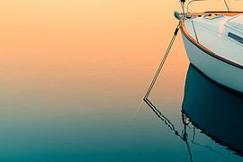 Zeilboot in het avondlicht - rust en reflectie van Poster Art Shop