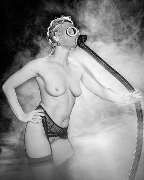 Sehr schöne nackte Frau in Vintage Fetisch schwarz-weiß Fotografie