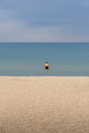 Zwemmer in het Issyk-Kul-meer in Kirgizië van Mark Sluijmers