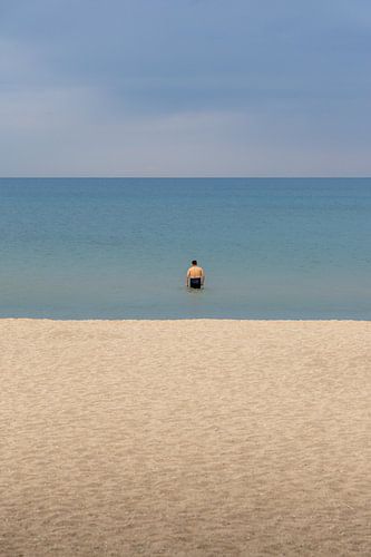 Nageur dans le lac Issyk-Kul au Kirghizistan sur Mark Sluijmers