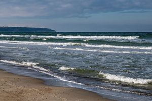 Wellen am Strand an der Ostseeküste in Warnemünde