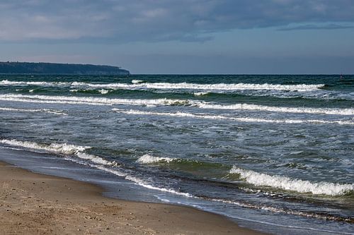 Golven op het strand aan de Oostzeekust in Warnemünde