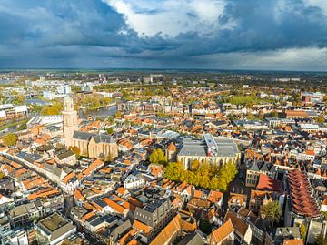 Luftaufnahme der Stadt Zwolle an einem stürmischen Herbsttag von Sjoerd van der Wal Fotografie