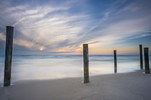 Zonsondergang bij palendorp Petten