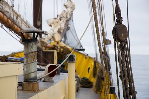 zeilboot voor kust van Spitsbergen