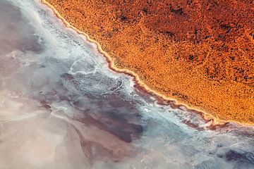Grens Zoutmeer tegen Australische oker rode woestijn van Joyce van Dijk Fotografie