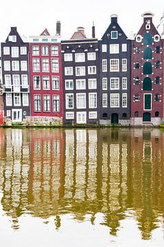 Huizen langs het Damrak in Amsterdam van Ron Poot