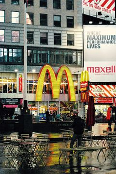 De McDonald's vestiging bij Times Square - New York Amerika van Be More Outdoor