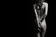 Nackte Frau mit ihren Händen hinter dem Rücken. von Retinas Fotografie Miniaturansicht