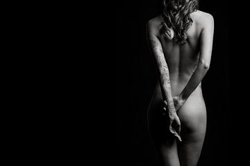 Nackte Frau mit ihren Händen hinter dem Rücken. von Retinas Fotografie