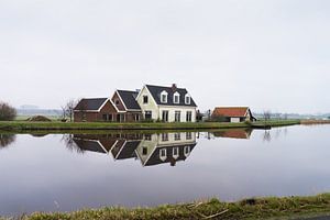 Bauernhaus am Rande des Wassers mit Spiegelung in der Nähe von Amsterdam, Niederlande
