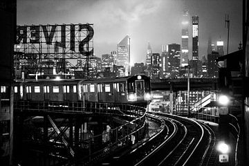 Metro in Queens, New York City (zwart-wit) van Sascha Kilmer