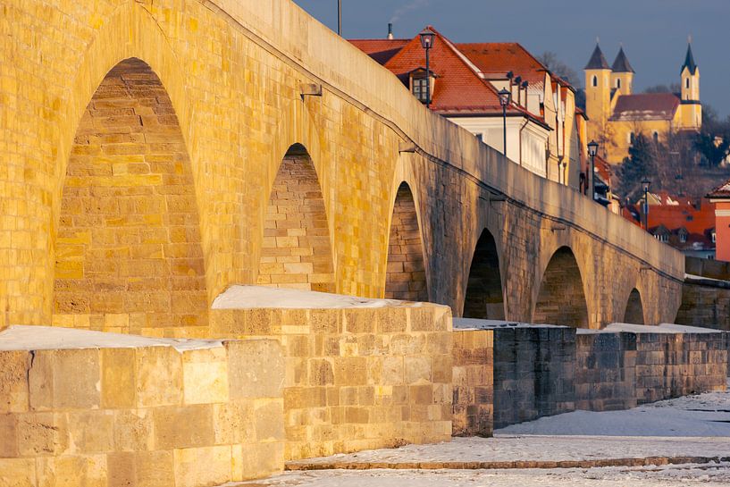 Ratisbonne, pont de pierre dans la lumière dorée du matin avec de la neige en hiver par Robert Ruidl