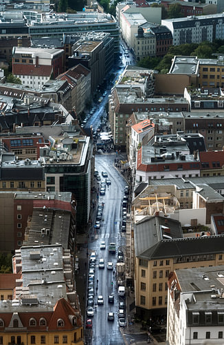 BERLIN, DEUTSCHLAND - 25. August 2018: Münzstraßen-Luftaufnahme nach einem Sommerregen, eine Einkauf