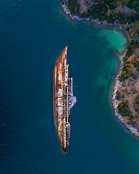 Verlassenes Schiff im türkisfarbenen Meer - Stille und Verfall von oben von Ewold Kooistra