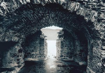 A l'intérieur du château d'Urquhart en Ecosse. Ruines de catacombes près du mur de défense. sur Jakob Baranowski - Photography - Video - Photoshop