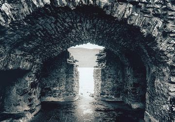 Urquhart Castle in Schotland. Catacomben ruïne bij de verdedigingsmuur. van Jakob Baranowski - Photography - Video - Photoshop