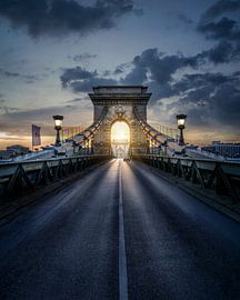 Budapest ChainBridge Blue Hour van Iman Azizi