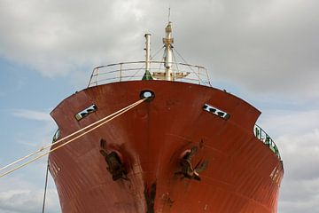 Scheepsboeg van een afgemeerd schip in de haven van scheepskijkerhavenfotografie