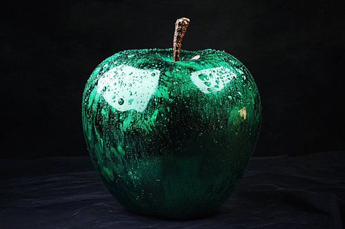Glanzende groene appel met druppels