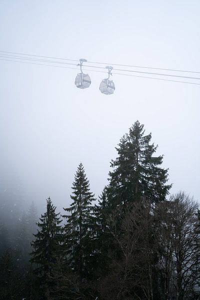 Mistige sfeer op de Kanzelwand met gondelbaan van Leo Schindzielorz
