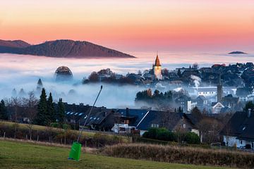 Winterberg im Sauerland versinkt im Nebel von Deimel Fotografie