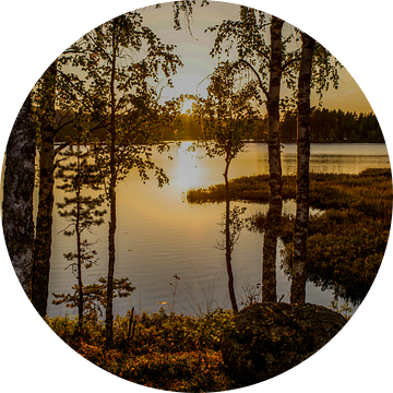 "Zonsondergang" over een meertje in Dalarna, Zweden. van Kaj Hendriks