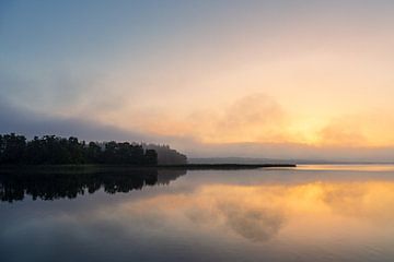 Zonsopgang in Seedorf am Schaalsee met wolken en weerspiegeling van Rico Ködder