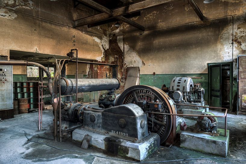 Oude industriële machines in een verlaten fabriek van Sven van der Kooi (kooifotografie)