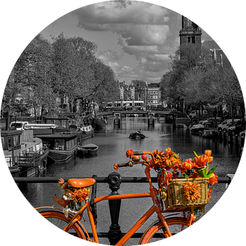 Oranje fiets op Amsterdamse brug van Peter Bartelings