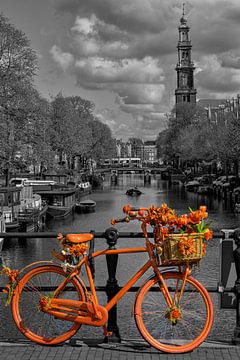 Oranje fiets op Amsterdamse brug