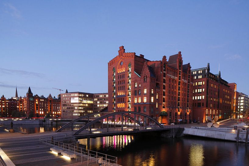 Internationaal Maritiem Museum Hamburg in de voormalige Kaispeicher I in Abendd�mmerung, Speichersta van Torsten Krüger