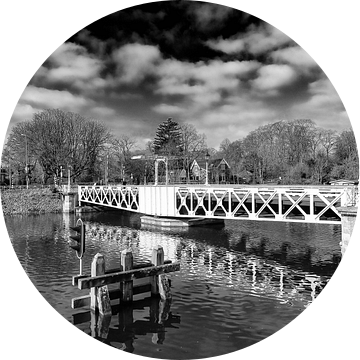 De Muntbrug over het Merwedekanaal in Utrecht (zwart-wit)