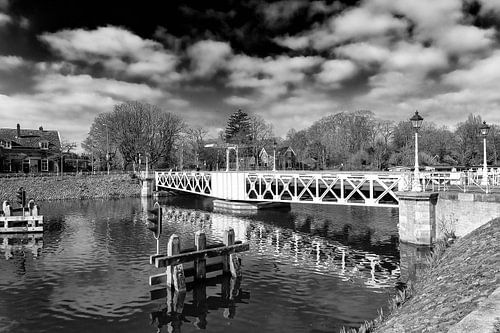 De Muntbrug over het Merwedekanaal in Utrecht (zwart-wit)