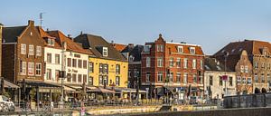 Belebte Roerkade in Roermond bei Sonnenuntergang