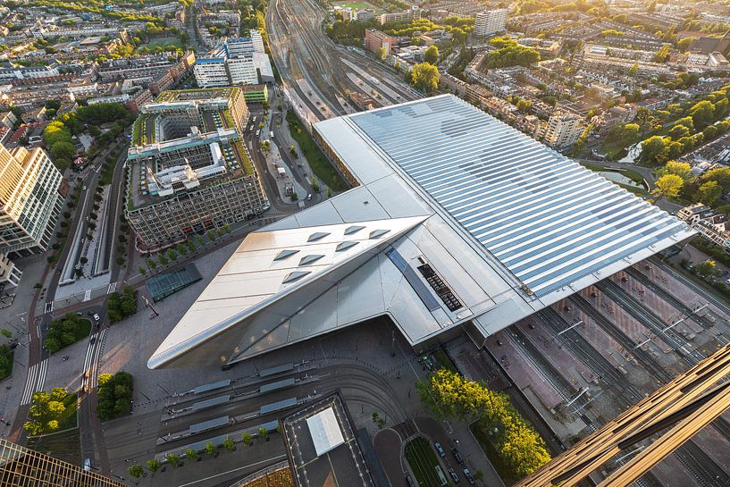 Het futuristische Centraal Station van Rotterdam van bovenaf van MS Fotografie | Marc van der Stelt