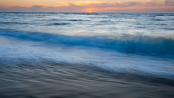 Golven en zonsondergang
