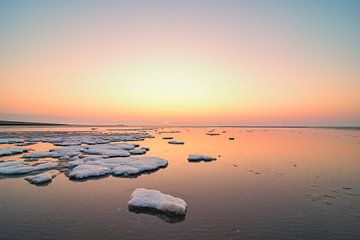 Arktisches Eis und Meereslandschaft auf den Sandflächen des Wattenmeeres von Sjoerd van der Wal Fotografie
