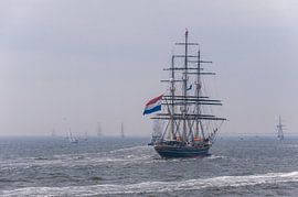 De Stad Amsterdam op zee met ZKH aan boord by Brian Morgan
