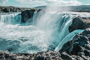 Waterval in IJsland van Tom Rijpert