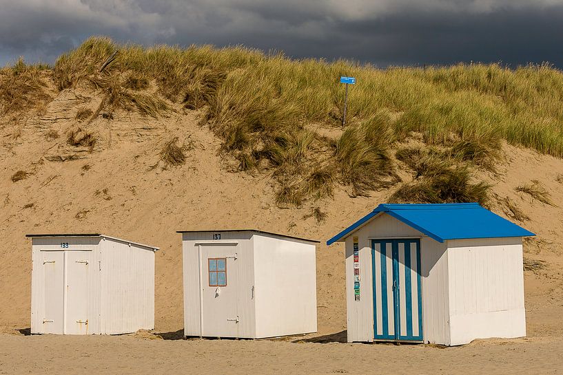 Strandhuisjes op Texel by Henri Kok