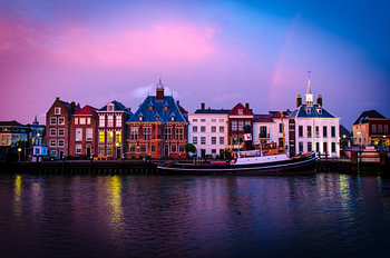 Paarse zonsondergang na storm in Maassluis