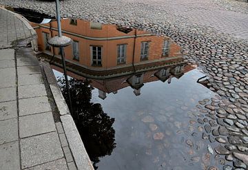 Spiegelndes Gebäude in einem Wasserbecken in Tallinn, Estland von Karel Frielink