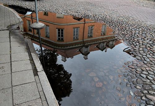 Spiegeling gebouw in plas water in Tallinn, Estland