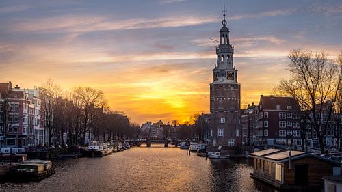 De Montelbaanstoren in Amsterdam tijdens de zonsongergang