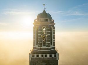 Peperbus-Kirchturm in Zwolle über dem Nebel
