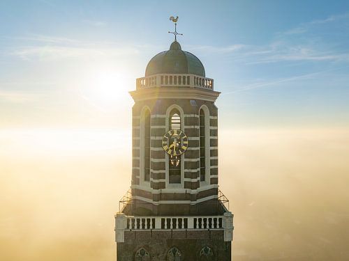 Peperbus kerktoren in Zwolle boven de mist