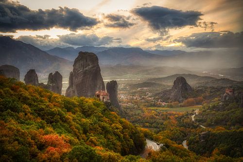 Dramatischer Sonnenuntergang in Meteora, Kalabaka, Griechenland