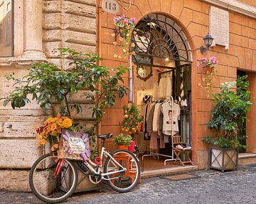 Een fiets in het centrum van Rome van Jeroen Kleiberg